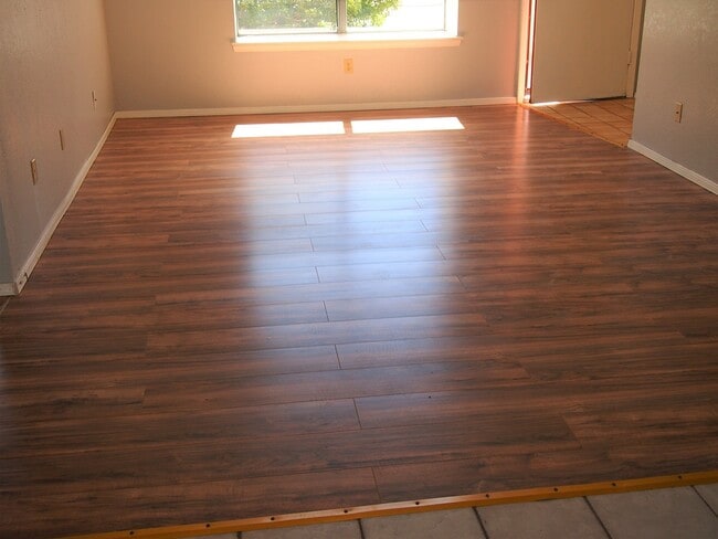 Building Photo - Conveniently Located Corner Lot Home!