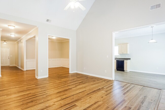 Foto del edificio - 325 Bedford Cir