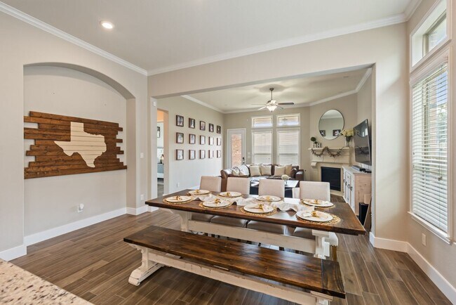 Foto del edificio - 9319 Dochfour Ln