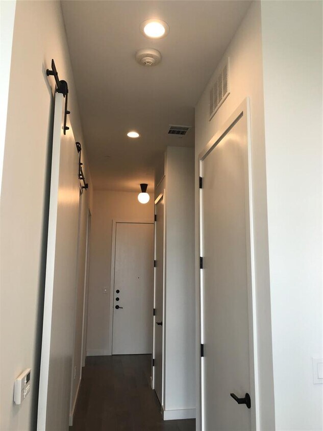 Foto principal - 800 Embassy Dr