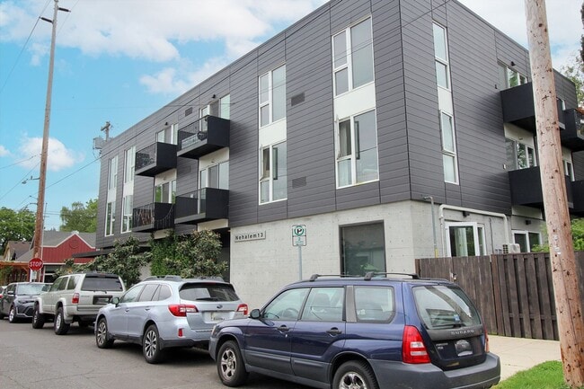 Building Photo - 1280 SE Nehalem St