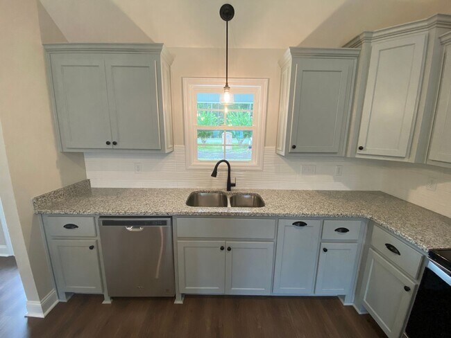 Foto del edificio - 4 bedrooms, 2 baths in Hahira/North Lowndes County. Fenced in Backyard! LVP THROUGHOUT!