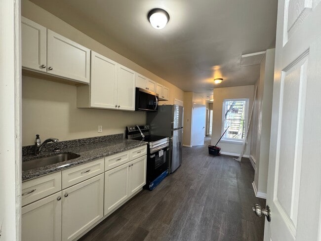 Building Photo - 1105 W 4th St