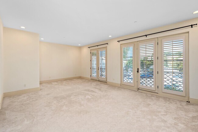 Building Photo - 137 S Spalding Dr