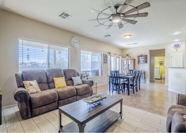 Foto del edificio - 1059 S Limestone St