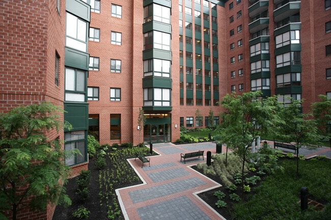 Patio exterior del edificio - Symphony Center Apartments