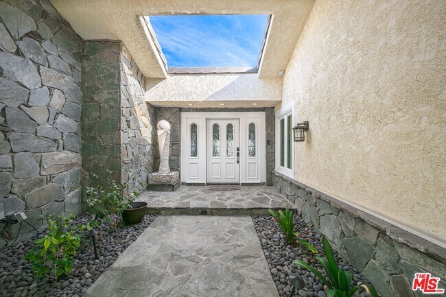 Building Photo - 6024 Paseo La Vista