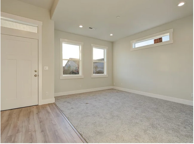 Building Photo - 2593 Sunray Ave
