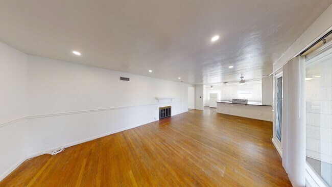Building Photo - 5BD/2BA on MARY LANE!