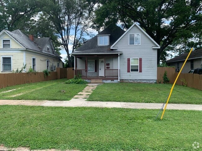 Building Photo - 930 W Poplar St
