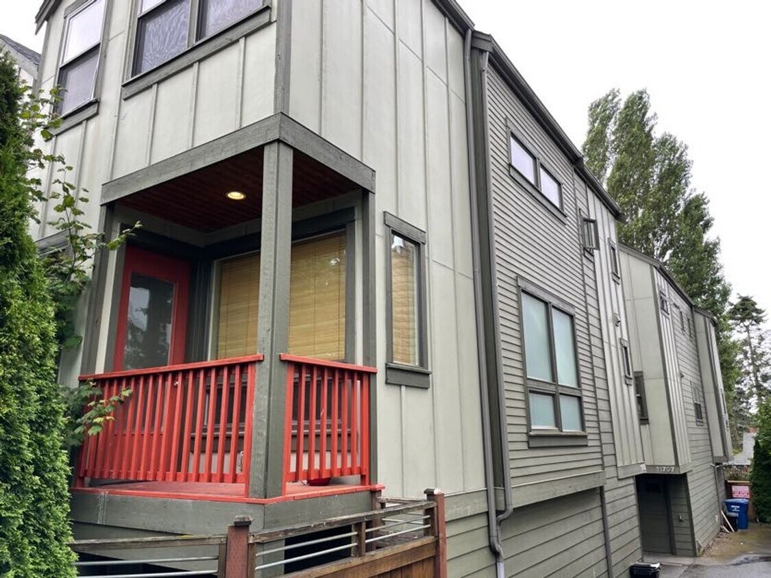 Primary Photo - Light and Bright Greenwood Townhouse