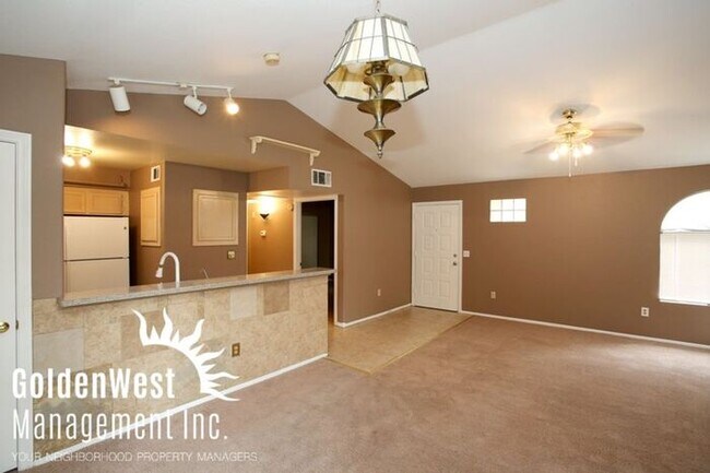 Foto del edificio - Beautiful 2Bdm 2Ba Condo w/ Detached 1 Car...