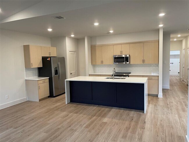 Building Photo - 2529 Appian Way