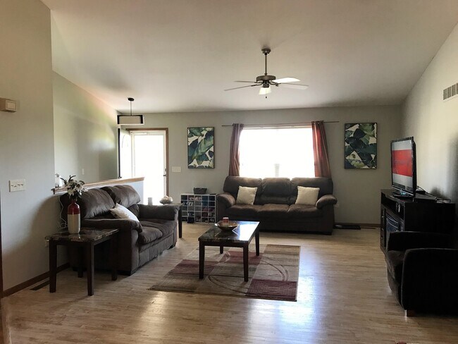 Foto del edificio - Fenced-in Yard + West Side of Manhattan + Washer & Dryer Included + 2-Car Garage! Available July ...
