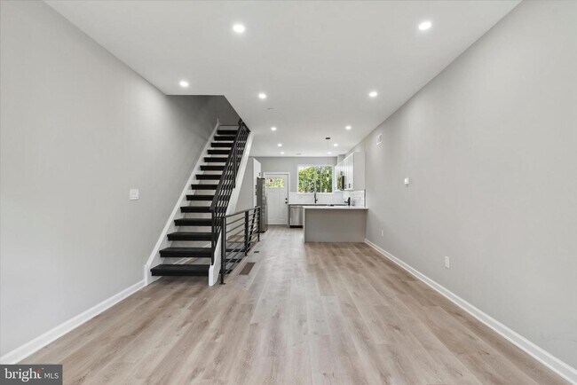 Building Photo - 2529 N Mascher St