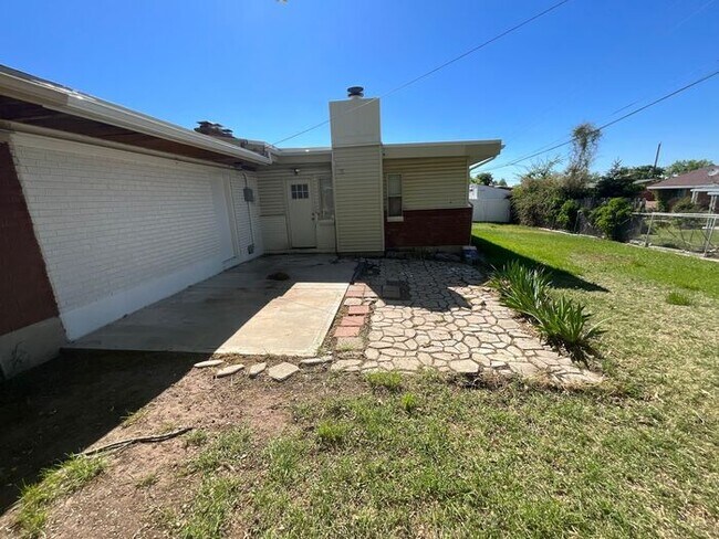 Building Photo - 3 bdrm 2 bath Home 2 car Garage small dog ...