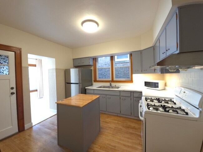 Foto del edificio - 1630 W 38th Pl