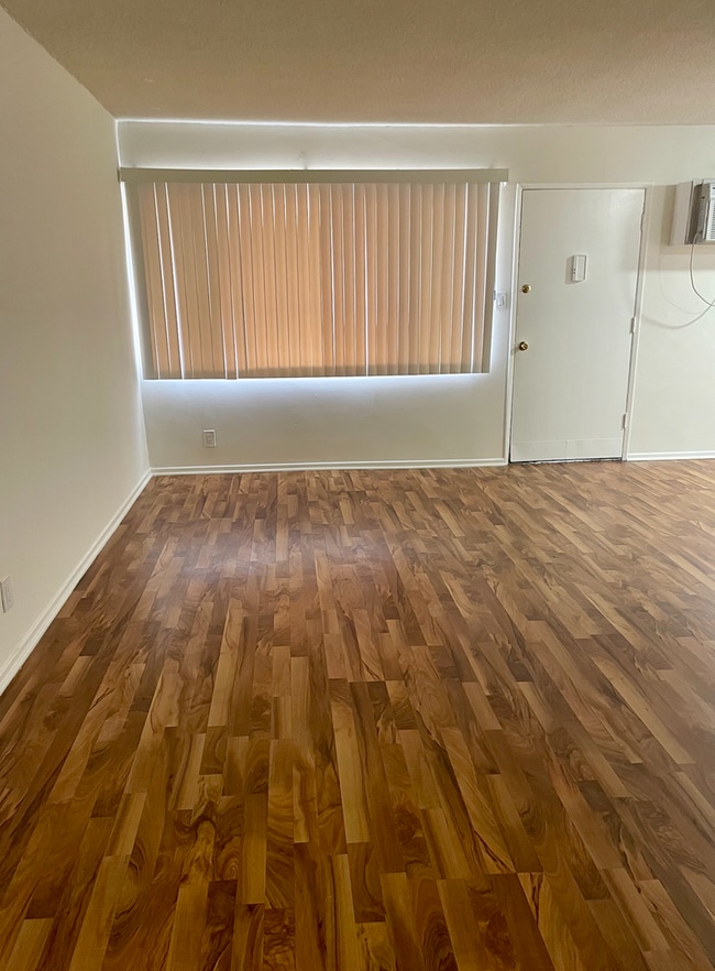 Building Photo - Cozy 1 bedroom unit located in Canoga Park...