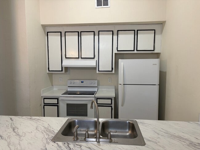 Photo - 1812 W Tharpe St Townhome