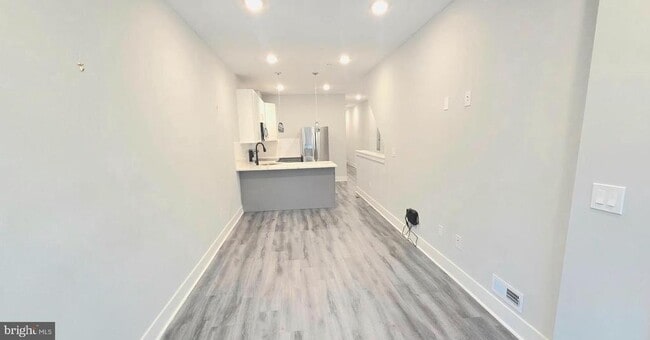 Foto del edificio - 5233 Chancellor St