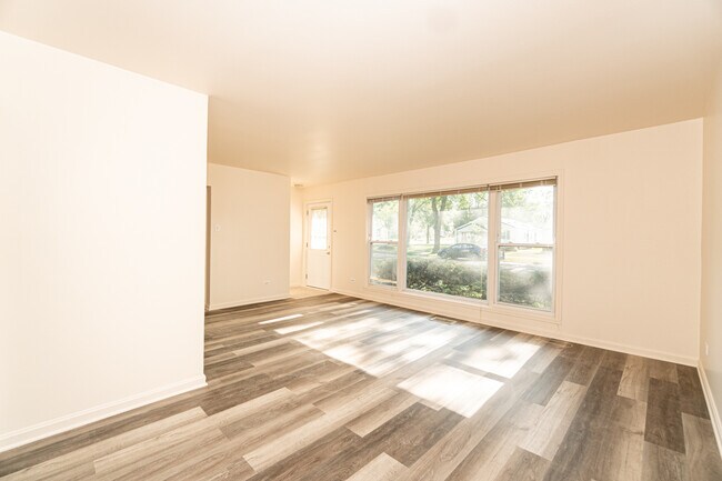 Building Photo - 1014 N Douglas Ave