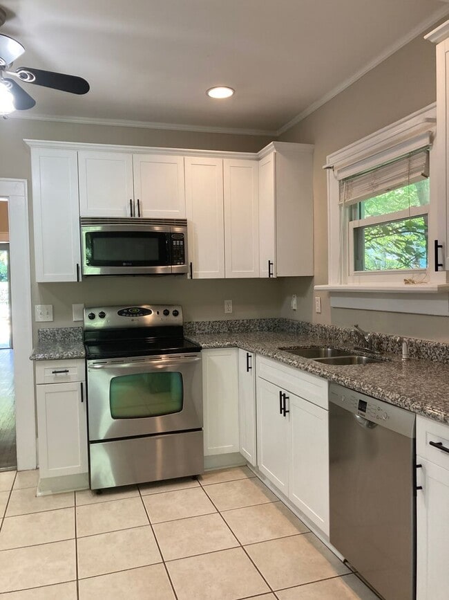 Building Photo - Spectacular Bungalow, Right Outside Uptown!