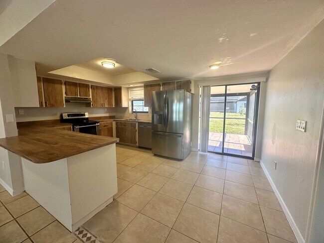 Foto del edificio - Fenced 3/2 with Screened Lanai in NE Cape Coral