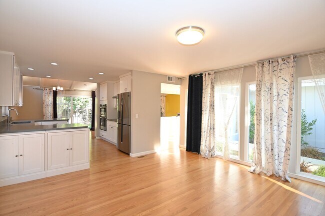 Foto del edificio - Updated Sunnyvale Beauty, 3/2 with AC