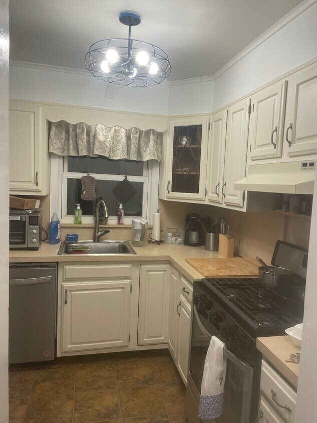 Kitchen - 295 Gainsborg Ave E