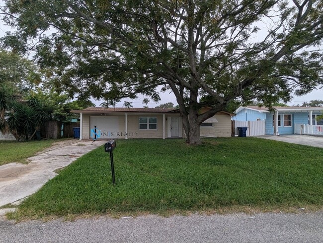Building Photo - Beautiful, open floorplan 3/2/1 1100 Sq. F...