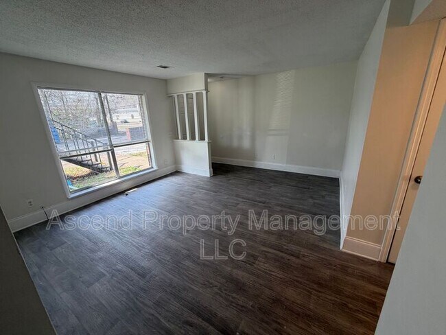 Building Photo - 2410 Lyndon Ave