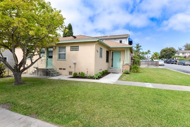 Building Photo - Single Family Home-Prime Location! Washer/...