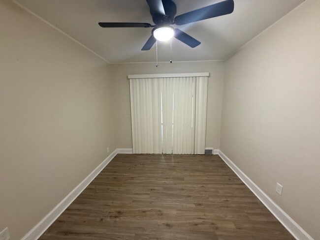 Building Photo - This beautifully updated 3-bedroom, 1-bath single-family home is ready for move-in!