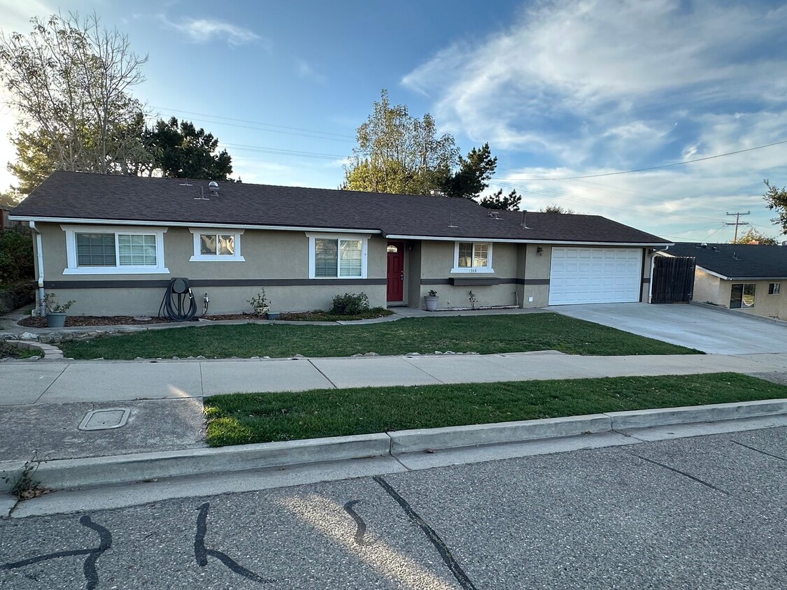 Foto principal - Charming Orcutt 3 Bd. 2Ba Home w/ Formal D...