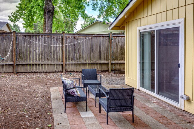 Building Photo - 707 N Holly Dr