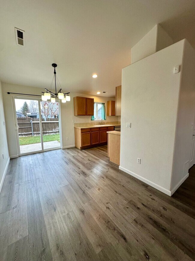 Foto del edificio - 3332 SW Metolius Meadow Ct