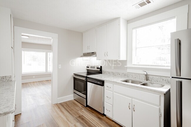 Building Photo - NOW OFFERING $250 OFF THE FIRST FULL MONTH...