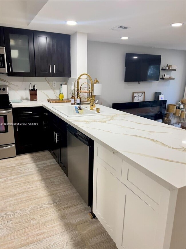 Foto del edificio - 568 N University Dr