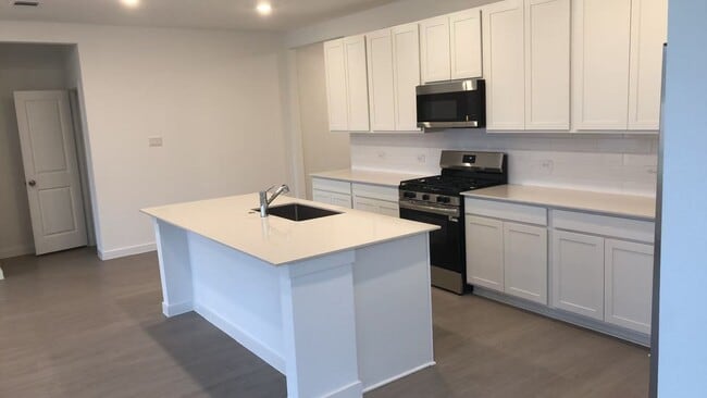 Building Photo - 421 Robin Ct