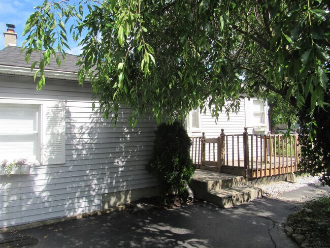 Building Photo - 715 Bloomingrove Dr