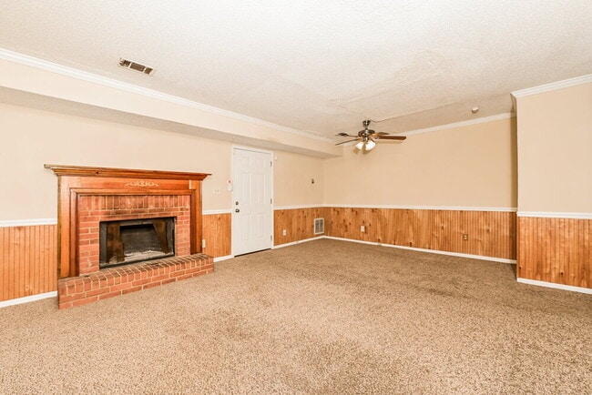 Foto del edificio - 700 Redland Dr