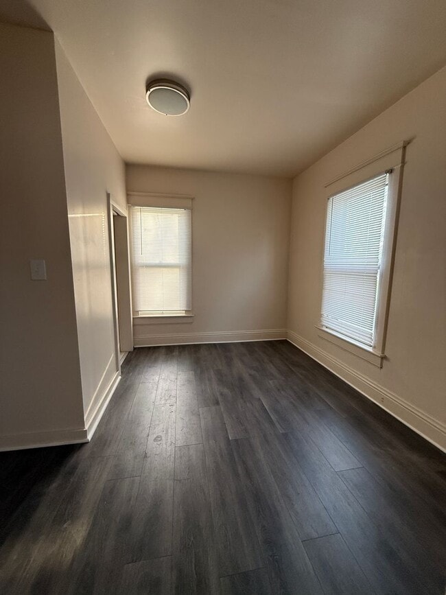 Building Photo - 3 Bedroom 1.5 Bathroom HOUSE