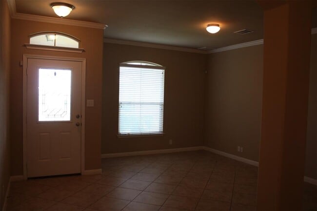 Building Photo - 9816 Stratus Dr