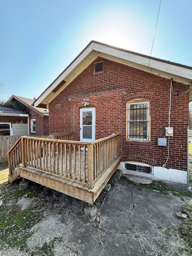Foto del edificio - Charming 2-Bedroom Home with Fenced Yard i...