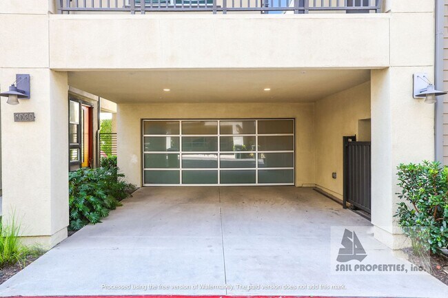 Building Photo - Modern 3 Story Home in Costa Mesa!