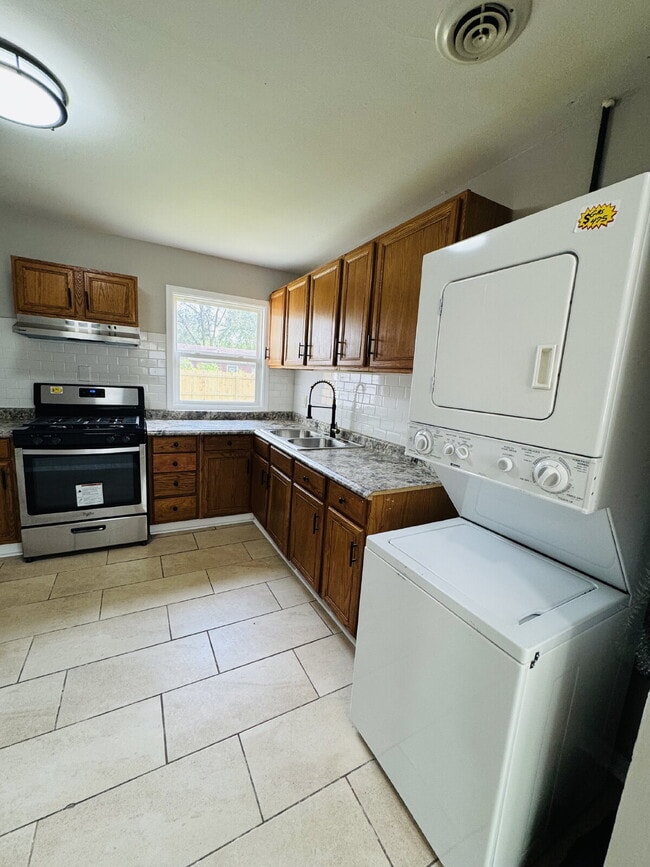 Building Photo - Your ideal home in Gary!