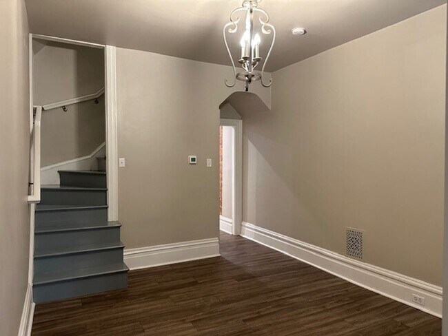 Building Photo - 3 Bedroom 1 Bath PLUS Bonus Room on 2nd Fl...