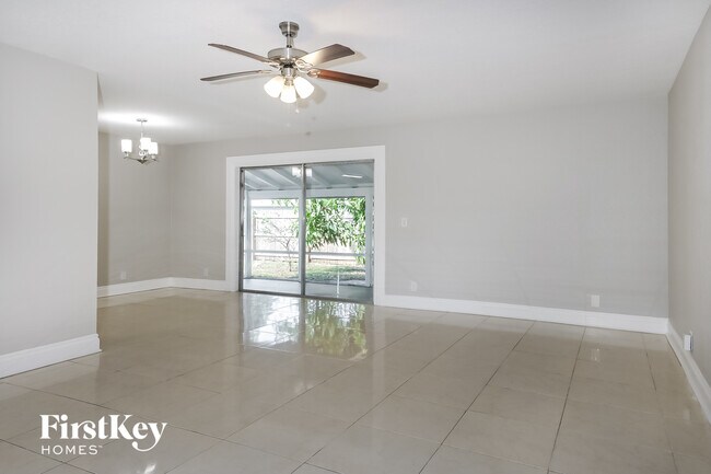 Building Photo - 401 Superior Pl