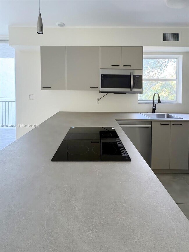 Foto del edificio - 777 NE 62nd St