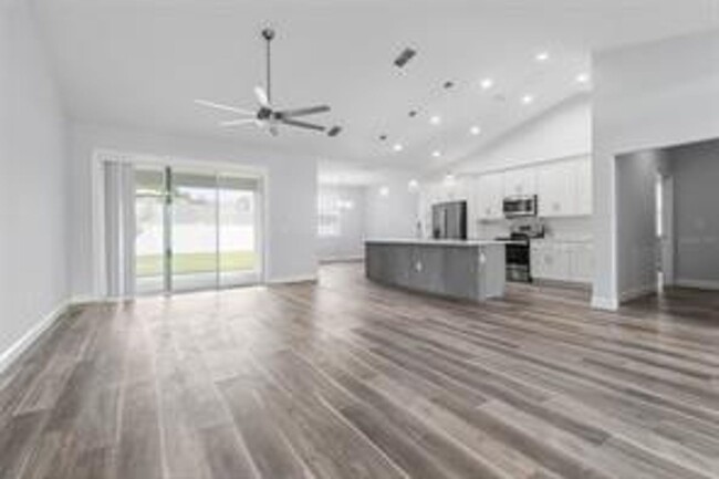 Building Photo - Beautiful new home for rent !